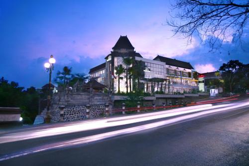 Gatot Subroto Hotel | Inviting Stay at Neo Denpasar by ASTON with Pool & Dining