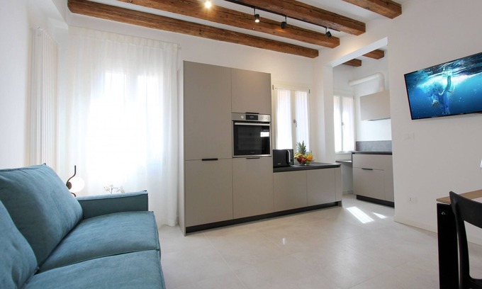 Santa Croce Apartment | Modern Art Residence: Pet-Friendly Retreat with Breakfast