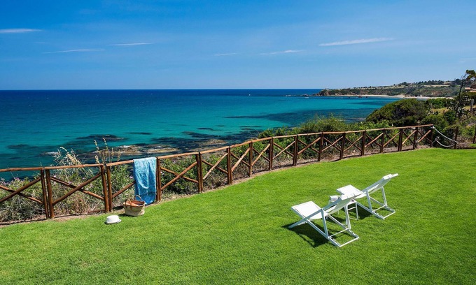 Cefalu Villa | Neptune Villa: Oceanfront Escape with Garden & WIFI