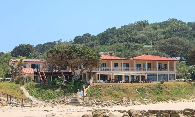 Kei Mouth Apartment | Discover Neptunes Cove: Oceanfront Retreat with Breakfast