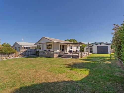 Cooks Beach House | Cozy Nest by the Beach - Family & Pet Friendly Retreat