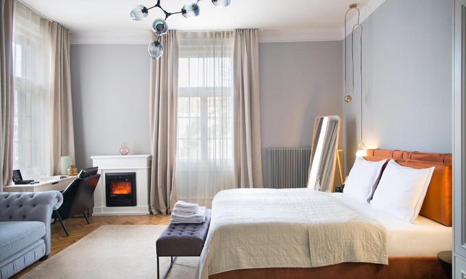 Gyor Hotel | Oceanfront Nest: 4-Star Stay with Hot Tub & Breakfast