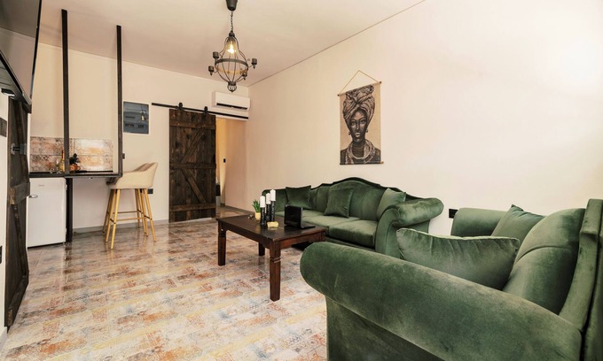 Petaloudes Apartment | Nest of the sun - Μοναδική αρμονία ξύλου και μοντέρνας διακόσμησης"