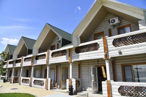 Svityazʼ Cabin | Cozy Nester House: Oceanfront Stay with Pool & Pet-Friendly
