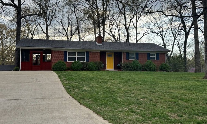 Gilbertsville House | Idyllic Nestled A'more: Steps from Moors Marina & Kitchen