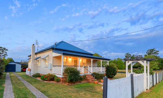 Stanthorpe House | Idyllic Retreat by Quart Pot Creek with Spa & Hot Tub