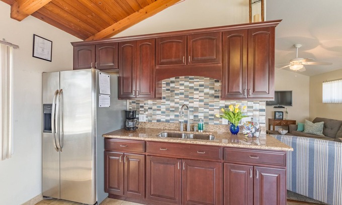 Olcott Cottage | Idyllic Cottage by the Marina with Ocean and Lake Views