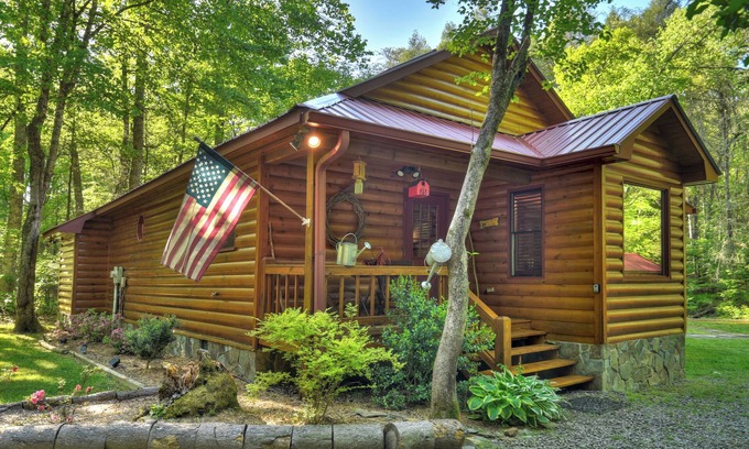 McCaysville Cabin | Relaxing Creekside Hideaway: Pet-Friendly with Hot Tub