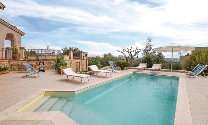 Ispica House | Nestled in a 10000 m² plot with olive trees, on a small rocky promontory at the entrance of Ispica (