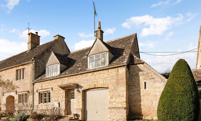 Burford Cottage | Idyllic Stay in Cotswold Village with Pet-Friendly Amenities