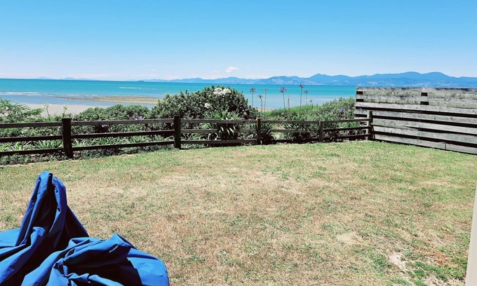 Tasman Cabin | Cozy Helme Holiday Top Bach with Ocean View & Family-Friendly Amenities