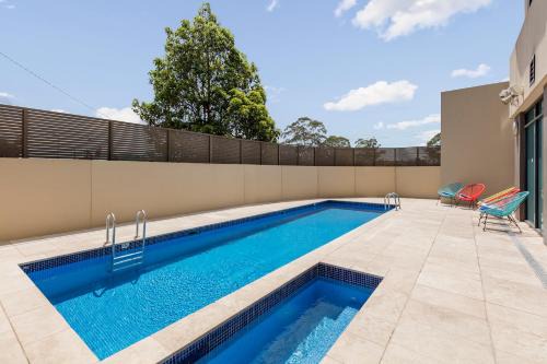 Rosehill Apartment | Relax at Nesuto Parramatta: Family-Friendly with Pool & Hot Tub