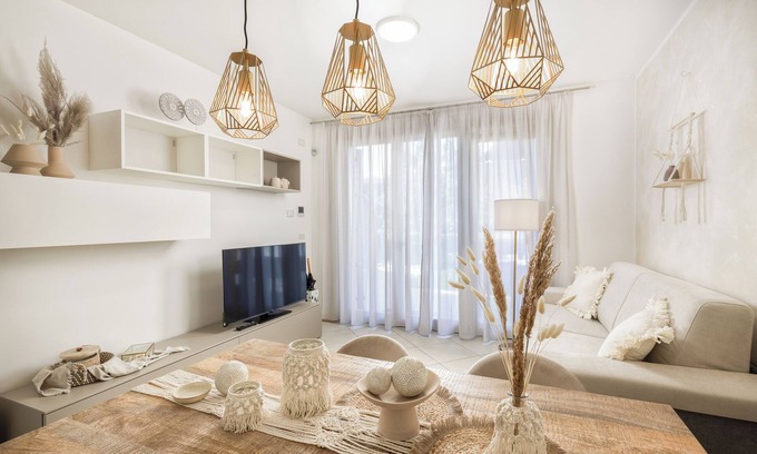 Cavaion Veronese Apartment | Modern Apartment with Pool, Gym & Sauna near Bardolino