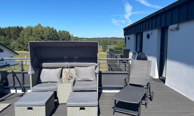 Ulmen Apartment | Seeblick Retreat: Oceanfront with NETFLIX & e-TÜR Access