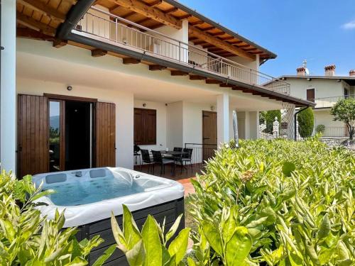 Oldesio Apartment | NEU Suite Perlago: Oceanfront Escape with Whirlpool & Views