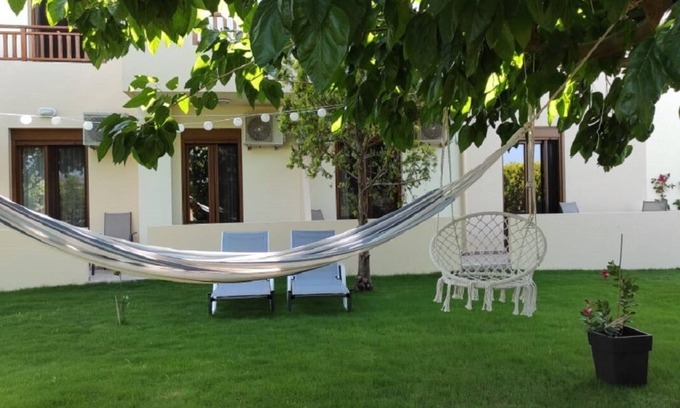 Stavromenos House | Cozy Beachfront Apartment with Ocean Views and Pet-Friendly