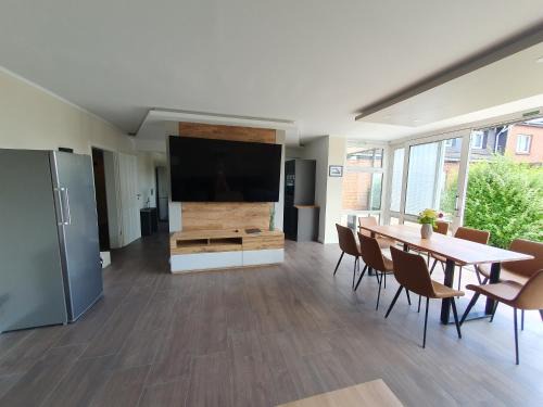 Schwerin Apartment | Family-Friendly Neumühler Hof Ferienwohnung with Garden Terrace