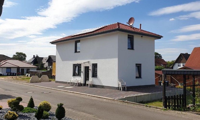 Loehne House | Explore Neumann Zimmervermietung: Family-Friendly Comfort