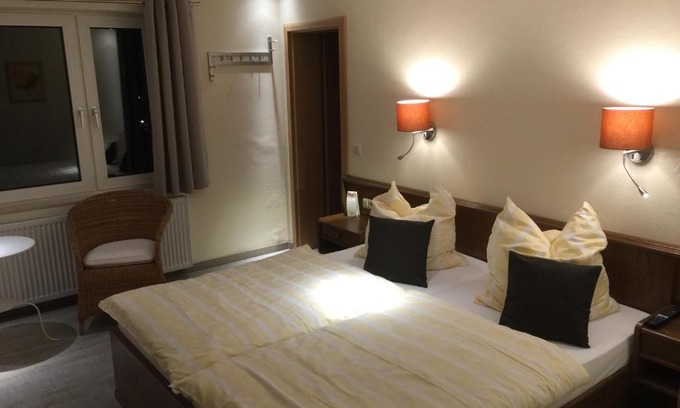 Soltau Hotel | Neumanns Waldschänke: Family-Friendly Retreat with Dining