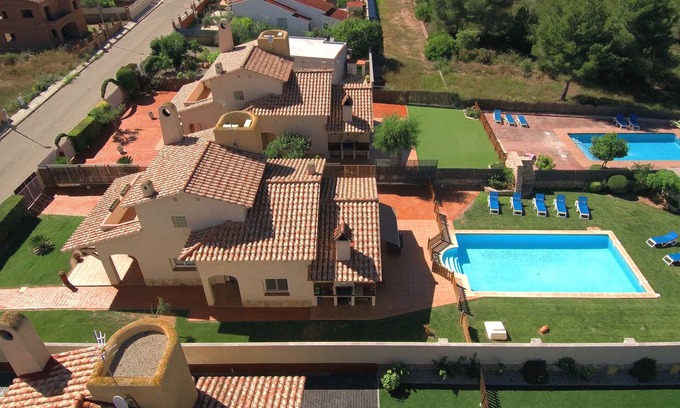 Roda de Bara House | Neus Bará 11 pax House, Wifi, garden and pool 5 minutes from beach.