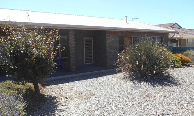 Ardrossan House | Breakfast Included at Nevah Barc - Family-Friendly Ardrossan