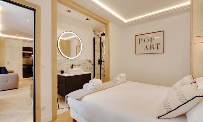 Quartier de la Porte-Saint-Denis Apartment | Elegant Éclat du Faubourg: Breakfast & Family Friendly