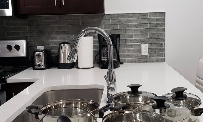 Southwest Edmonton House | Cozy 1-Bed Suite with Wifi, Kitchen & Netflix