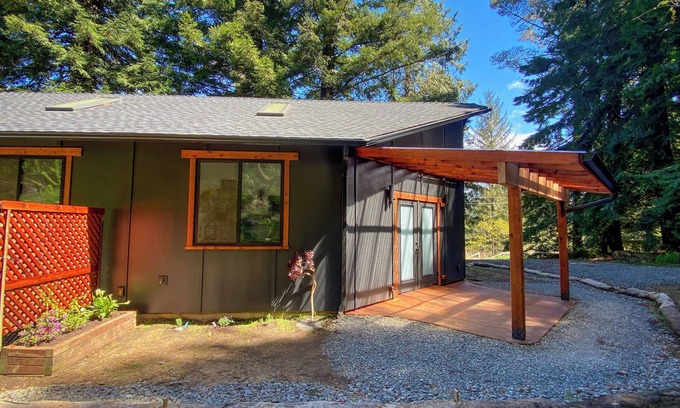 Pacific House | Charming 1 Bedroom House with Spa, Close to Town!