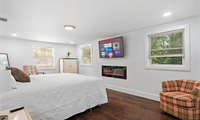 Bloomingdale House | Discover Coastal Bliss: 19 Minutes to Savannah Historic District