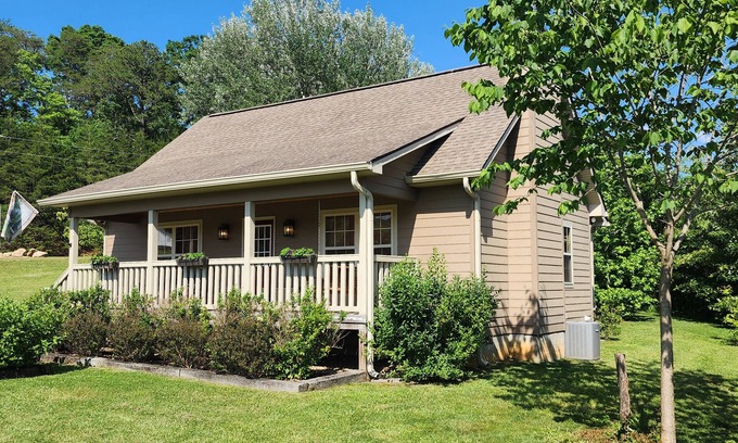 Wears Valley Cabin | Inviting Bear Stop Flat with Hot Tub, WiFi & Pool Table
