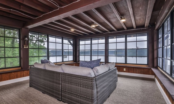 Arbor Vitae House | Scenic 2-Bedroom Retreat with Breathtaking Lake Views