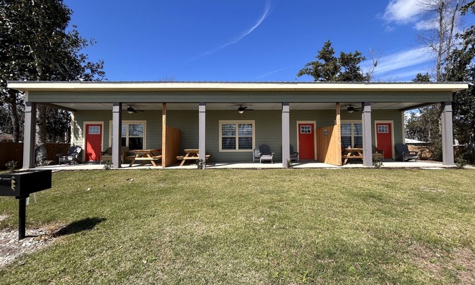 Southport Cottage | Dog-Friendly Deer Point Lake Retreat with Kayaks & EV Charger