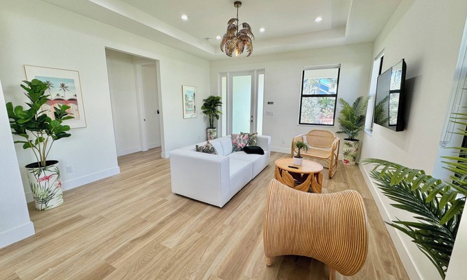 Southwest House | Modern 2BR Palm Beach Cottage with Breakfast Included