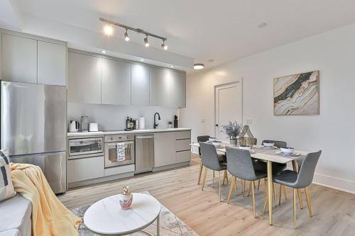 Toronto Entertainment District Apartment | New Downtown Toronto 3 BR with Free Parking & Pool