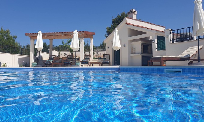 Maslinica Apartment | Guest Rated 10/10: New Apartment with Pool in Maslinica