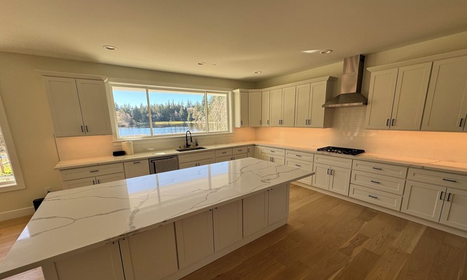 Artondale House | Idyllic Waterfront Retreat in Gig Harbor with Spa & Kitchen