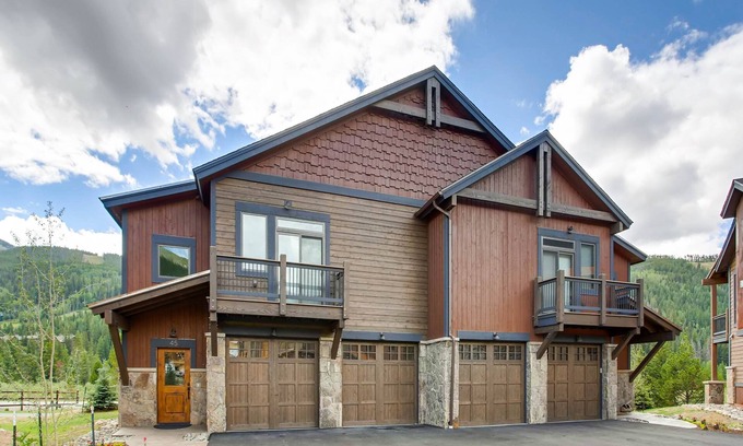 River Run House | Inviting 3Bdr Home with Fireplace & Mountain Views