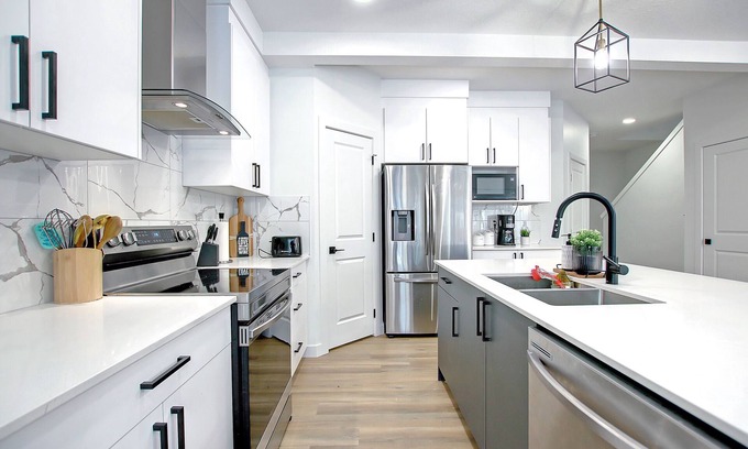 Southwest Edmonton House | Modern 3-Bedroom Home Near Airport with Fireplace & Netflix