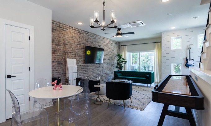 Mahncke Park Condo | Ideal 3BR Retreat Near Riverwalk with Spa & Breakfast