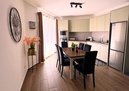 Gudja Apartment | New 3BR Apt-AC-Wi-Fi-Kitchen 4 mins away from airport