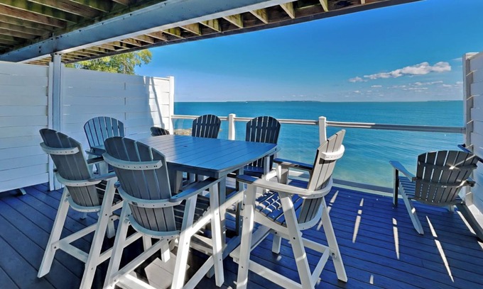 Put-in-Bay Condo | Spacious 4 Bedroom Condo with Pool and Lake View