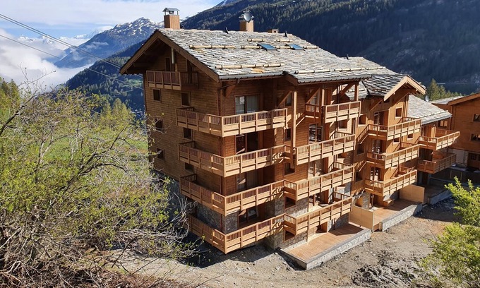 Tignes Apartment | Modern 4-Star F2 with Spacious Summer Terrace & Spa