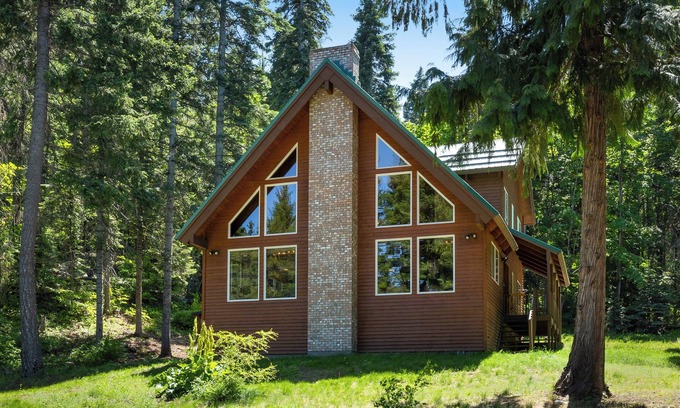 Cle Elum House | Revitalize in Nature: 40 Acres with Fireplace & Games