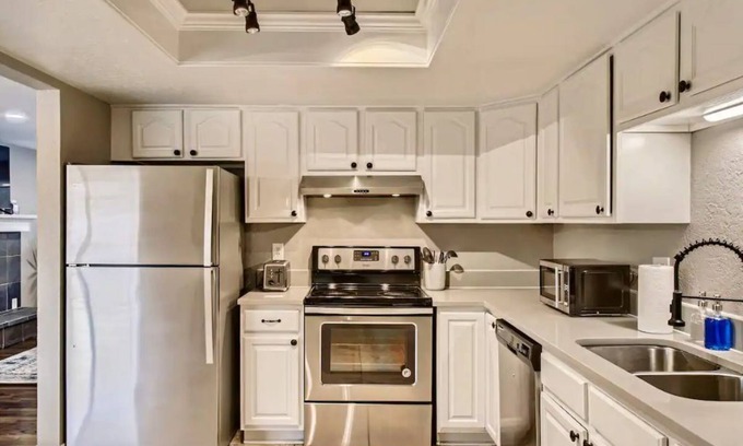 Lamar Heights Area House | Family-Friendly 4BR Retreat with Ping-Pong & Marvel Room