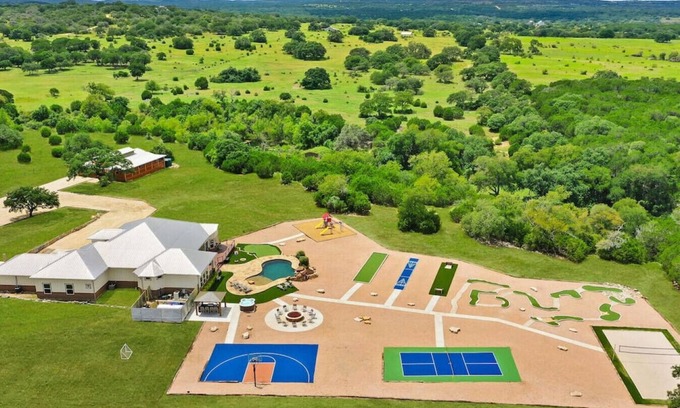 Dripping Springs House | Exclusive 5 Star Hill Country Retreat with Spa & Pool