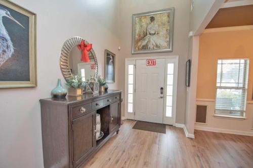 Cliftondale House | Elegant 5-Star Home for Groups Near Airport with Kitchen