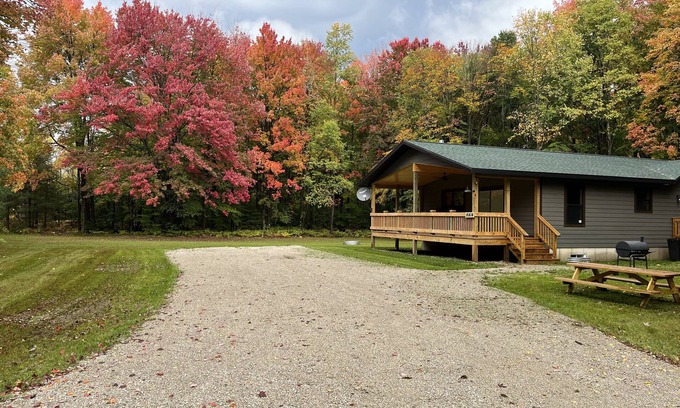 Wetmore House | New 5BR Cabin with Breakfast & Child-Friendly Amenities