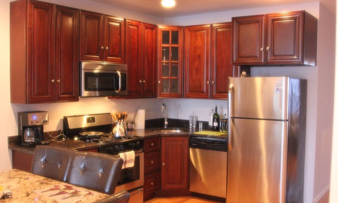 Bedford-Stuyvesant House | Spacious 6 Bedroom Duplex Near Train to Manhattan