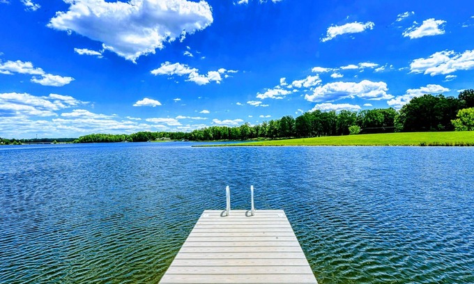 Mineral House | NEW 7BR Lakefront Lake Anna, Boat Dock, & Hot Tub