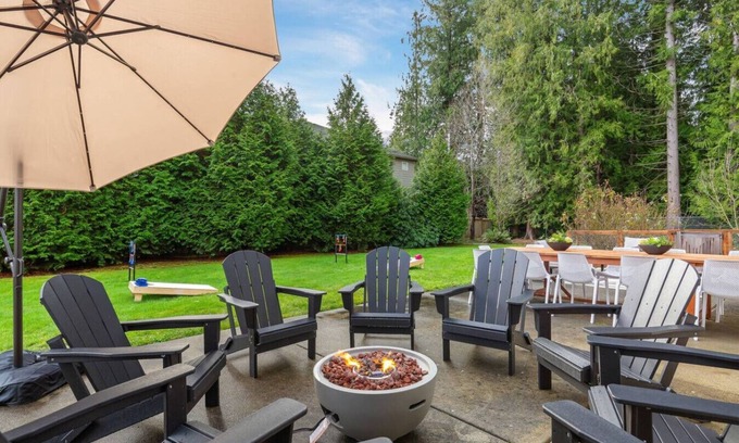 North Creek House | NEW 7BR Retreat |Sleeps 16| Theater, Gym, & More!